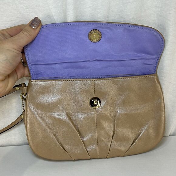 VTG COACH pleated brown leather Wristlet Clutch w/Logo Tap magnetic snap button - Picture 8 of 10